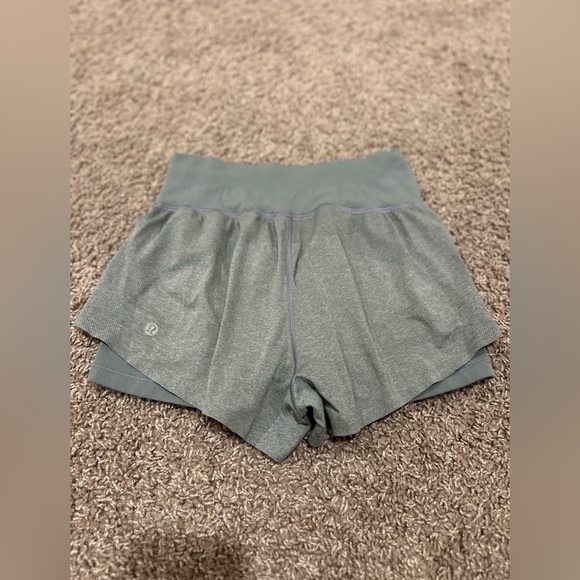 Lululemon Seamless Moves Short 2.5” Magnet Grey , size 4 - Picture 6 of 9